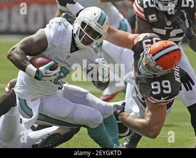 Cleveland Browns outside linebacker Paul Kruger rushes the passer during an  NFL football game against the Pittsburgh Steelers Sunday, Oct. 12, 2014, in  Cleveland. Cleveland won 31-10. (AP Photo/David Richard Stock Photo - Alamy