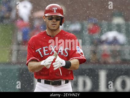 Video: Ian Kinsler waves to Rangers' dugout after hitting homer in