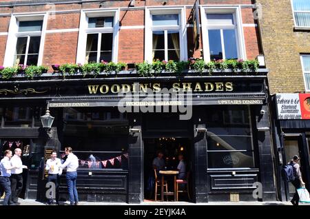 Men chatting outside the Woodin's Shades  pub in London, England Stock Photo
