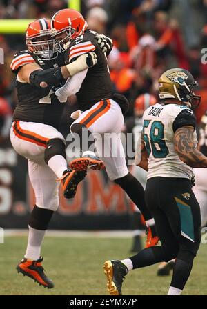 Cleveland Browns offensive lineman Joe Andruzzi (63) and