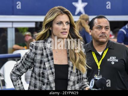 Oct 6, 2019: Fox Sports sideline reporter Erin Andrews during an NFL game  between the Green Bay Packers and the Dallas Cowboys at AT&T Stadium in  Arlington, TX Green Bay defeated Dallas 34-24 Albert Pena/(Photo by Albert  Pena/CSM/Sipa USA