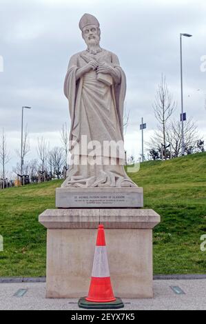 Glasgow, Scotland, UK.6th March, 2021,  Lockdown Saturday saw increasing dystopia as an empty city centre became a haven for graffiti and vandalism with more people walking alone than ever The statue of st mungo the patron saint of the city that made famous the cone head man seems to be inviting temptation  to passers by.  Credit Gerard Ferry/Alamy Live News Stock Photo