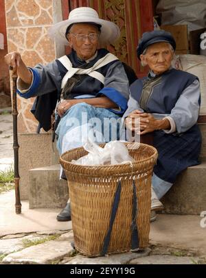 CHINESE WOMEN AT SHIGU ON THE FIRST BEND OF THE YANGSTE RIVER , YUNNAN PROVINCE, CHINA. PIC MIKE WALKER, 2007 Stock Photo