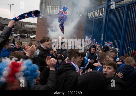 Glasgow, Scotland, on 6 March 2021. Fans of Rangers Football Club defy  Covid-19 CoronaVirus pandemic lockdown rules to gather outside Ibrox Stadium to celebrate the team’s impending league title win, and significantly defy arch rivals, Celtic FC, the chance to win the title 10 times in a row.  Photo: Jeremy Sutton-Hibbert/Alamy Live News. Stock Photo