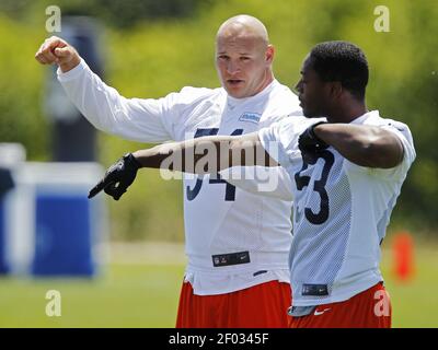 KRT SPORTS STORY SLUGGED: FBN-BEARS-BROWNS KRT PHOTOGRAPH BY EMILY  RASINSKI/AKRON BEACON JOURNAL (October 9) CLEVELAND, OH -- Chicago Bears  linebackers Hunter Hillenmeyer (92) and Brian Urlacher (54) bring down Cleveland  Browns ball