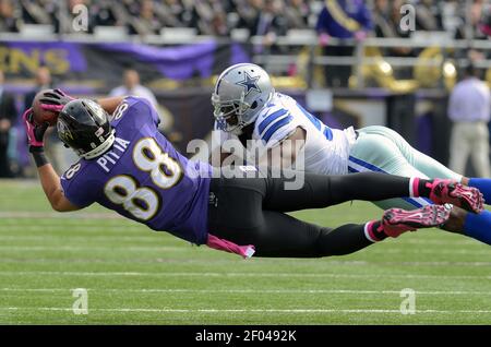 Photo: Dallas Cowboys Gerald Sensabaugh tackles New York Giants Bear Pascoe  at MetLife Stadium in New Jersey - NYP20120101112 