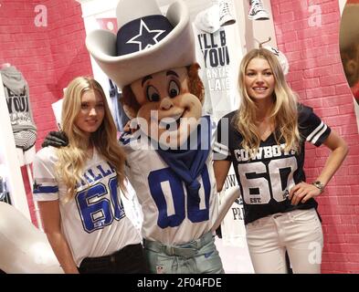 Dallas Cowboys mascot Rowdy, motivates tailgaters before the first half of  a NFL football game against the Tampa Bay Buccaneers in Arlington, Texas,  Sunday, Sept. 11, 2022. (AP Photo/Ron Jenkins Stock Photo 