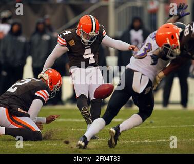 Cleveland Browns kicker Phil Dawson swings his daughter Sophiann Dawson  during NFL football training camp, Wednesday, Aug. 1, 2012, in Berea, Ohio.  (AP Photo/David Richard Stock Photo - Alamy