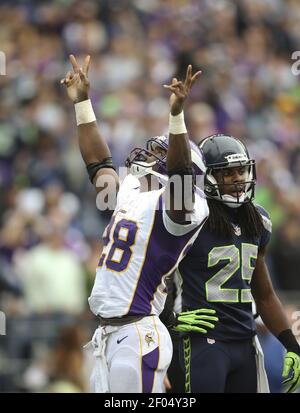 Adrian Peterson #28 of the Minnesota Vikings rushes Stock Photo - Alamy