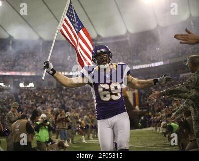 Vikings' Jared Allen carried an American flag onto Mall of America Field to  honor servicemen and