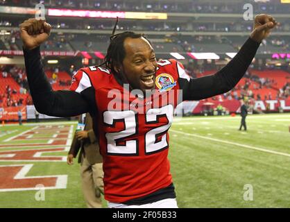 Atlanta Falcons cornerback Asante Samuel (L), who is out with an injury,  greets New England Patriots quarterback Tom Brady before their game at the  Georgia Dome in Atlanta on September 29, 2013.