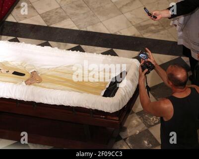 https://l450v.alamy.com/450v/2f09cc3/05-october-2011-new-orleans-louisiana-usa-cell-phones-at-the-ready-hats-on-mourners-and-tourists-visit-the-coffin-of-archbishop-philip-hannan-as-he-lies-in-state-at-st-louis-cathedral-in-jackson-square-archbishop-philip-matthew-hannan-may-20th-1913-sept-29th-2011-will-be-interred-at-the-cathedral-archbishop-hannan-was-a-decorated-wwii-army-chaplain-and-served-as-a-member-of-the-vatican-ii-council-fathers-under-pope-pius-xii-the-industrious-and-well-respected-archbishop-hannan-was-a-personal-confidant-of-president-john-f-kennedy-delivering-the-eulogy-at-the-assassinated-presiden-2f09cc3.jpg