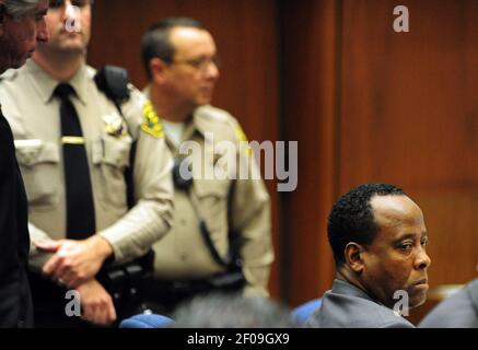 13 October 2011 - Los Angeles, CA - Dr. Conrad Murray turns to look during his trial in the death of pop star Michael Jackson on October 13, 2011 in Los Angeles. Photo Credit: Robyn Beck/Pool/Sipa Press/murray oct thirteen.014/1110132249