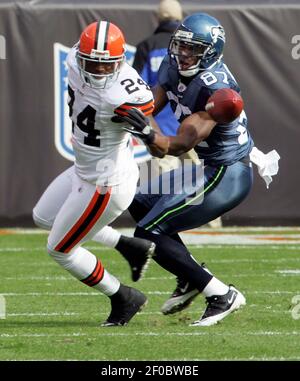 Seattle Seahawks' Ben Obomanu returns a kick against the Arizona Cardinals  during an NFL football game, Sunday, Oct. 18, 2009, in Seattle. (AP  Photo/Ted S. Warren Stock Photo - Alamy