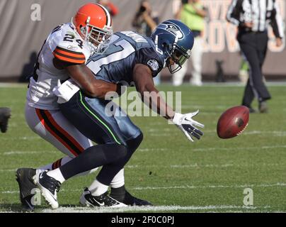 Seattle Seahawks' wide receiver Ben Obomanu (C) blocks out is New Orleans  Saints' cornerback Tracy Porter (R) as running back Marshawn Lynch (L) he  runs for a 67-touchdown against the New Orleans