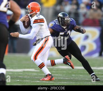 Cleveland Browns quarterback Seneca Wallace warms up before the Browns play  the New York Jets in an NFL football game Sunday, Nov. 14, 2010, in  Cleveland. (AP Photo/Tony Dejak Stock Photo - Alamy