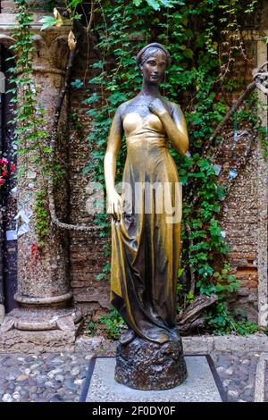 Verona, Italy: Bronze statue of Juliet, the heroine of Shakespeare immortal play, in the courtyard of her house Stock Photo