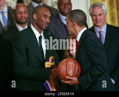 File:2010 NBA Champion Los Angeles Lakers with President Obama.jpg -  Wikipedia