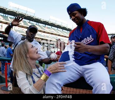 Elvis Andrus Makes Young Baseball Fans Day & Signs Autographs for DOZENS of  Texas Rangers Fans 