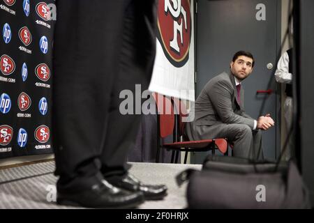 San Francisco interim coach Mike Singletary checks the instant replay  during an NFL football game against the Dallas Cowboys, Sunday, Nov. 23,  2008, in Irving, Texas. (AP Photo/Matt Slocum Stock Photo - Alamy