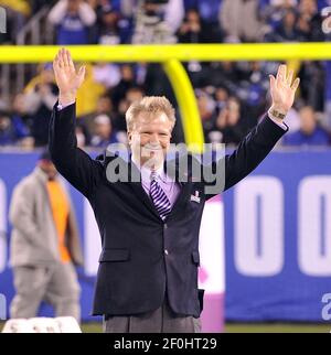 Former New York Giants Phil Simms waves to fans as he is inducted