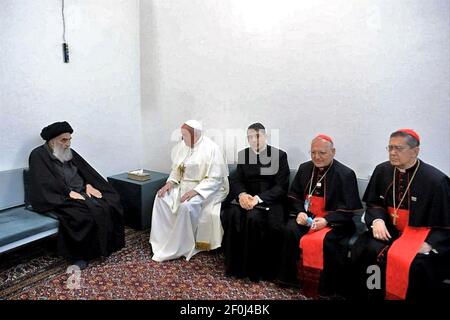 Najaf, Iraq. 07th Mar, 2021. Ayatollah Ali Al Sistani, Iraq's most revered Shiite cleric (left), receives Pope Francis (2nd from L), at his residence in the holy city of Najaf, Iraq, on March 6, 2021, on the second day of the first papal visit to Iraq. Photo by Balkis Press/ABACAPRESS.COM Credit: Abaca Press/Alamy Live News Stock Photo