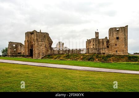 The 14th century Great Gate in the centre of the south curtain wall of Warkworth Castle with Carrickfergus Tower to the west and Montagu to  the east Stock Photo