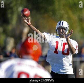 Tennessee quarterback Vince Young throws a pass to Cincinnati wide receiver  Chad Ochocinco during the AFC Pro Bowl team practice in Fort Lauderdale,  Florida on Wednesday, January 27, 2010. (Photo by Joe