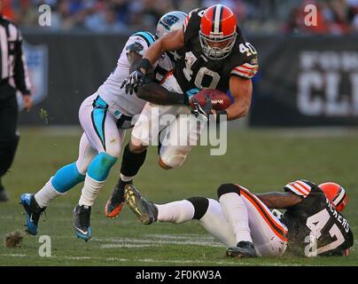 Carolina Panthers' Jon Beason, right, and Dan Morgan, left, work