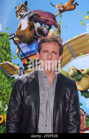 AVRIL LAVIGNE OVER THE HEDGE. PREMIERE WESTWOOD LOS ANGELES USA 30 April  2006 Stock Photo - Alamy