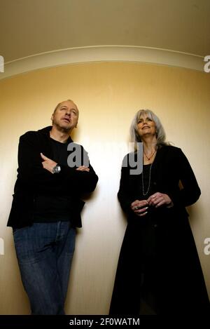 Mark Knopfler and Emmylou Harris in London.pic David Sandison 10/2/2006 Stock Photo