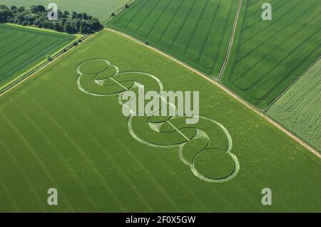 ONE OF THE FIRST CROP CIRCLES OF THE YEAR IS MORE COMPLICATED AND LARGER THAN ANY CIRCLE EVER SEEN SO EARLY IN THE SEASON. IT APPEAREED OVERNIGHT IN A FIELD AT BECKHAMPTON, WILTSHIRE AND MEASURES A STAGGERING 1,000 FEET IN LENGTH. CROP CIRCLE EXPERT  STEVE ALEXANDER, FROM  HAMPSHIRE HAMPSHIRE SAID ''IF CIRCLES OF THUIS MAGNITUDE ARE APPEARING SO EARLY IN THE SEASON WHAT ON EARTH WILL FOLLOW LATER IN THE SUMMER'' 2005 Stock Photo