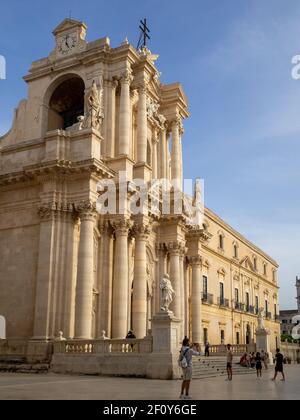 Side view of the Sicilian Baroque facade with Corinthian Order columns of the Cathedral of Syracuse Stock Photo
