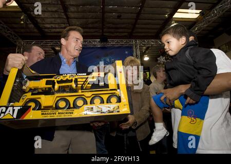 13 December 208 - Los Angeles, California - Governor Arnold Schwarzenegger passes out toys at 27th Annual Miracle on 1st Street Christmas Toy Giveaway. Gov. Schwarzenegger Participating in 27th Annual Miracle on 1st Street Christmas Toy Giveaway. Photo Credit: Peter Grigsby/Office of Gov. Schwarzenegger/Sipa Press/0812151414