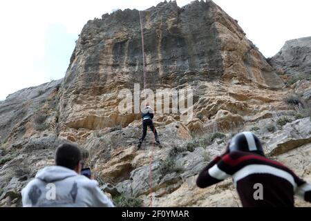 Hebron. 5th Mar, 2021. A Palestinian woman rappels down a steep cliff in Wadi al-Qaf Nature Reserve in the West Bank city of Hebron, March 5, 2021. Contrary to what is common in their society, a group of young Palestinian women take part in rappelling from the dangerous cliffs in the West Bank. Credit: Mamoun Wazwaz/Xinhua/Alamy Live News Stock Photo