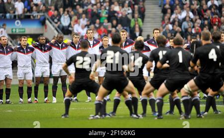 ENGLAND V NEW ZEALAND AT TWICKENHAM 21/11/09. PICTURE DAVID ASHDOWN Stock Photo