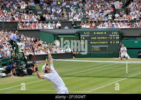 WIMBLEDON 2011. 7th Day. ANDY MURRAY DURING HIS MATCH WITH RICHARD GASQUET.  27/6/2011. PICTURE DAVID ASHDOWN Stock Photo