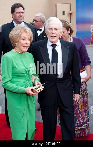 DIANA DILL KIRK DOUGLAS & MICHAEL DOUGLAS ACTOR (1949 Stock Photo - Alamy