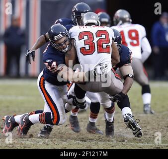 KRT SPORTS STORY SLUGGED: FBN-BEARS-BROWNS KRT PHOTOGRAPH BY EMILY  RASINSKI/AKRON BEACON JOURNAL (October 9) CLEVELAND, OH -- Chicago Bears  linebackers Hunter Hillenmeyer (92) and Brian Urlacher (54) bring down Cleveland  Browns ball