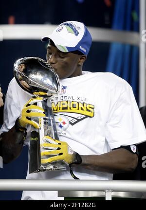 Photo: Pittsburgh Steelers Head Coach Mike Tomlin stands next to the Vince  Lombardi Trophy at a Press Conference in Dallas - NYP20110204139 