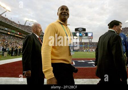 Pittsbugh, United States. 10th Nov, 2019. Pittsburgh Steelers Hame of Fame  Stars John Stallworth and Lynn Swann wave their Terrible Towels before the  start of the Steelers17-12 win against the Los Angeles