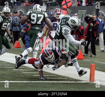 Photo: New York Jets Shaun Ellis Sacks Baltimore Ravens quarterback Joe  Flacco at New Meadowlands Stadium in New Jersey - NYP20100913105 