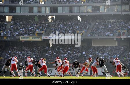 Kansas City Chiefs' Larry Johnson (27) races past Seattle Seahawks  defenders for a 97-yard touchdown run at Arrowhead Stadium in Kansas City,  Mo., Saturday, Aug. 27, 2005. (AP Photo/Charlie Riedel Stock Photo - Alamy