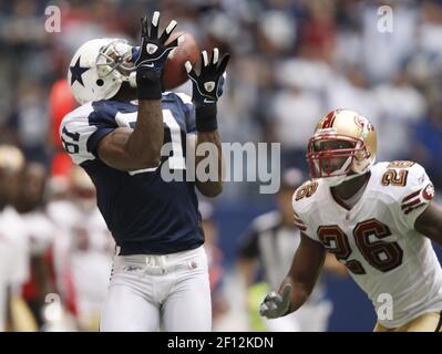 49ERSOWENS-C-24SEP-SP-MAC San Francisco Forty Niners v. Dallas Cowboys.  49ers 81- Terrell Owens stands at the center of Dallas Stadiun on the  Cowboys Star and celebrates his first TD in the 2nd quarter. (