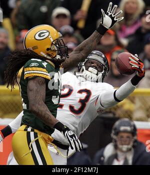 New York Giants wide receiver Plaxico Burress (17) is taken down by Green  Bay Packers cornerback Al Harris (31) and safety Nick Collins after a  19-yard reception during the first quarter of