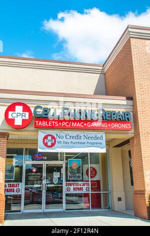 Gwinnett County, Ga / USA - 07 09 20: Cell Phone Repair store sign and entrance Stock Photo