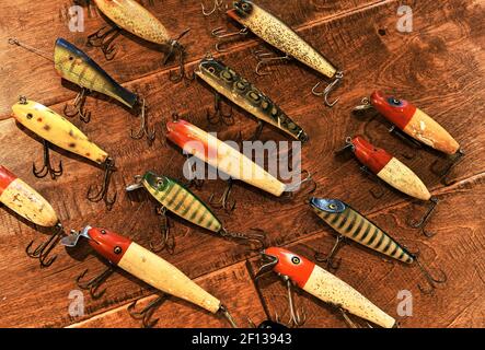 Metal spinners in the shape of a spoon of different colors for catching a  predator on a vintage wooden background. The concept of choosing bait for  di Stock Photo - Alamy