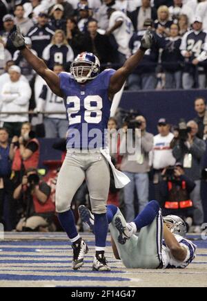 The New York Giants' Gibril Wilson holds on to Dallas Cowboys running back  Julius Jones (21), as teammate Osi Umenyiora comes in to help out in the  first quarter. The Cowboys defeated