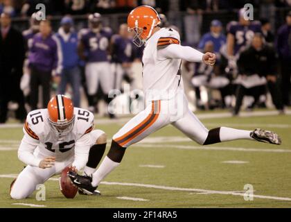 Cleveland Browns kicker Phil Dawson swings his daughter Sophiann Dawson  during NFL football training camp, Wednesday, Aug. 1, 2012, in Berea, Ohio.  (AP Photo/David Richard Stock Photo - Alamy