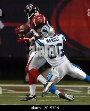 NO MAGS, NO SALES --KRT SPORTS STORY SLUGGED: FBN-FALCONS-LIONS-KRT  PHOTOGRAPH BY RICH ADDICKS/ATLANTA JOURNAL CONSTITUTION (November 24)  Detroit, MI -- Atlanta Falcons Alge Crumpler (83) eludes Detroit Lions Wali  Rainer (58) to